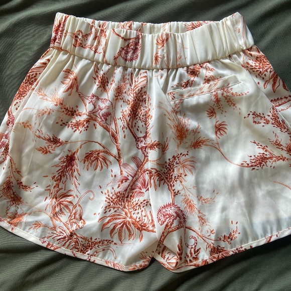Aritzia Little Moon patterned silk shorts - Picture 2 of 9